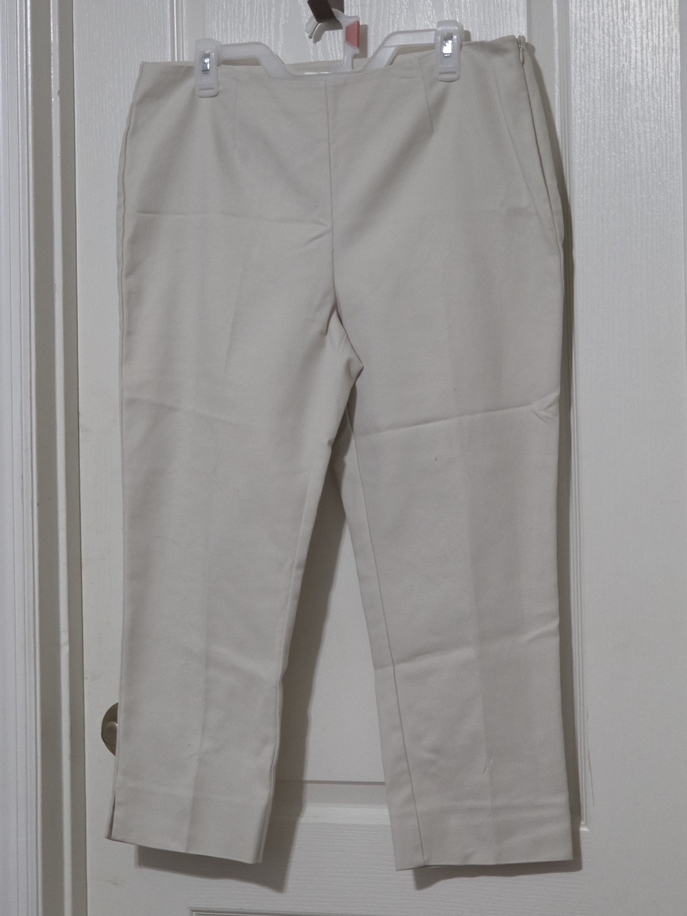 Cropped Straight-Leg Cream Capri